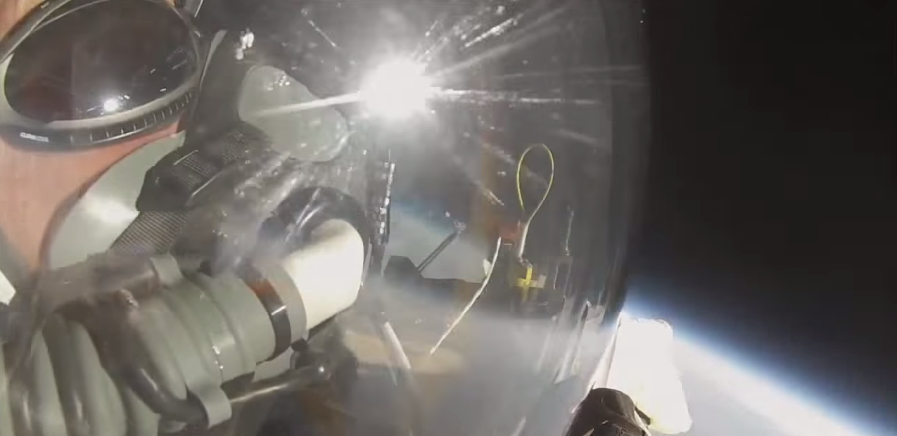 Alan Eustace rompe récord de salto desde la estratósfera
