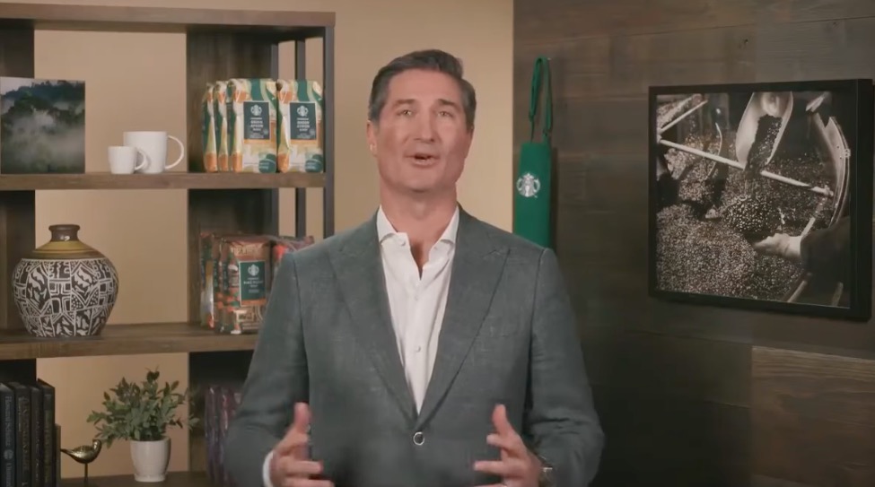 Starbucks presenta estados financieros bajo el liderazgo de Brian Niccol