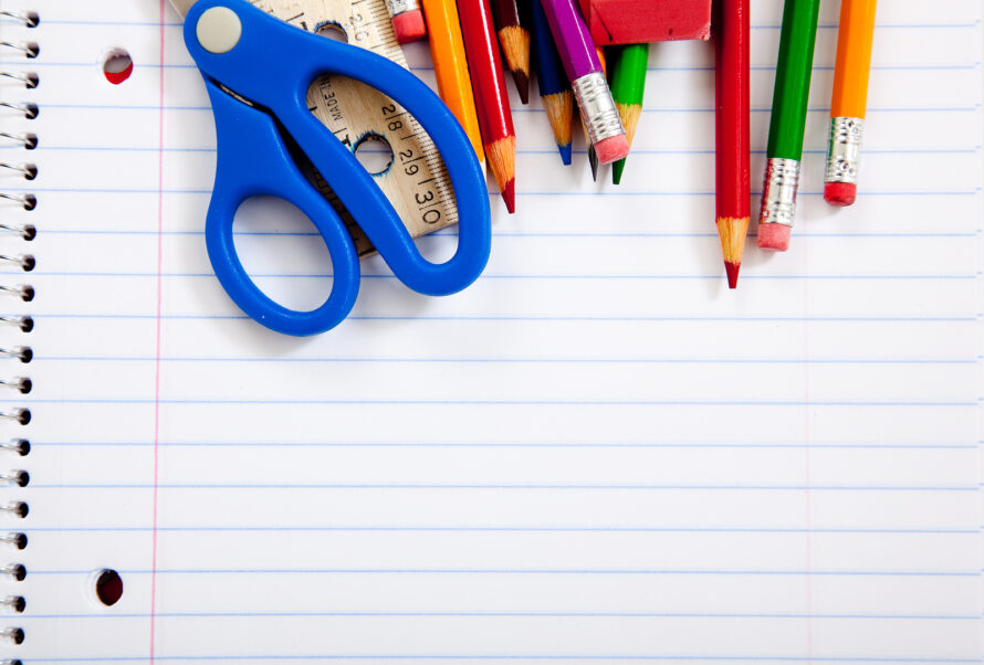 utiles uniformes deposito mi beca para empezar 2025. Foto: Bigstock.