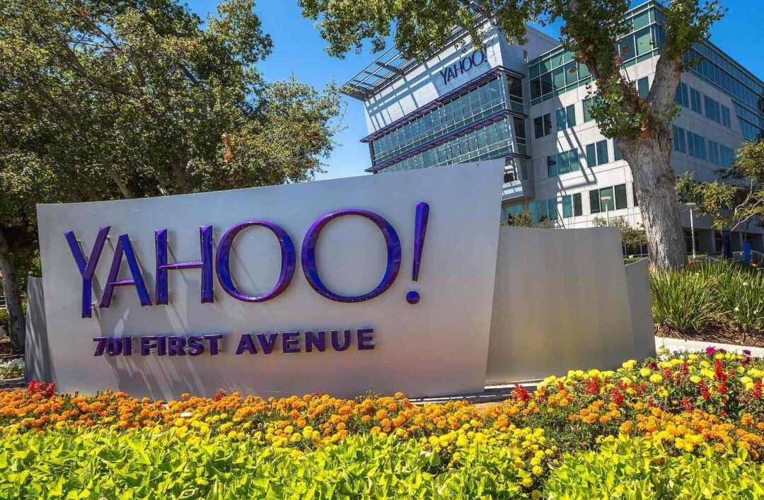 Yahoo Oficinas y Logo. Foto: BigStock