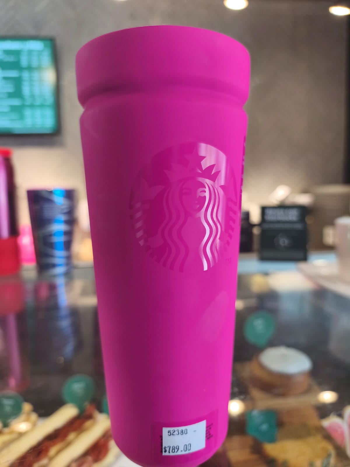 Vaso Barbie x Starbucks. Imagen: InformaBTL