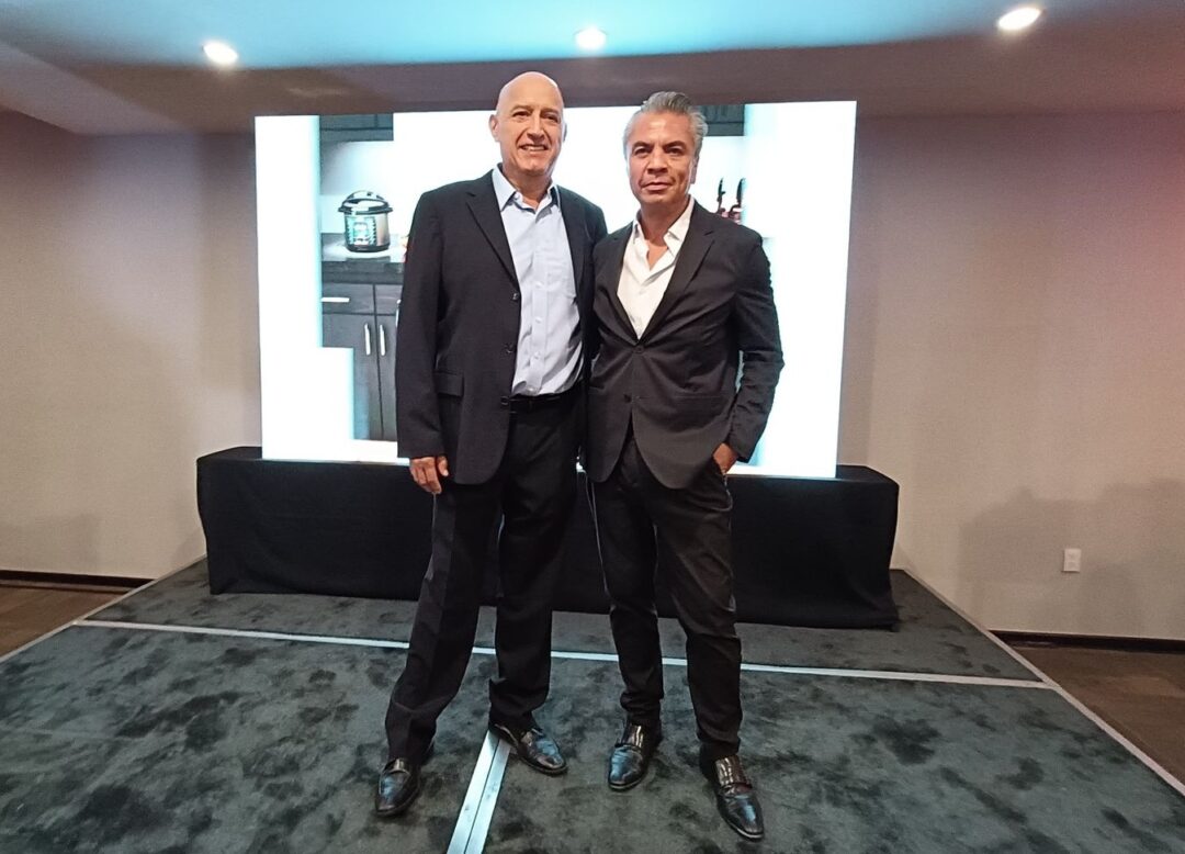 Luis Dorador, CEO de Koblenz y Héctor Lara, Director de Mercadotecnia de Koblenz presentan Kasa Koblenz. Foto: Cortesía Koblenz.
