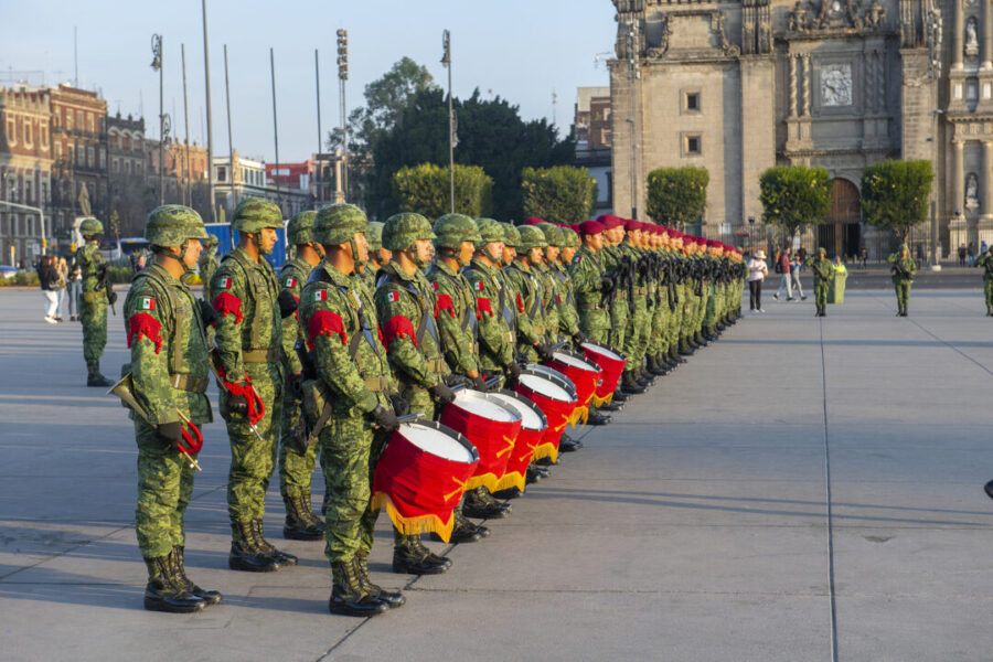 El Desfile Militar 2025 del 16 de septiembre será transmitido en vivo y lo podrás ver de varias formas. Foto: Bigstock