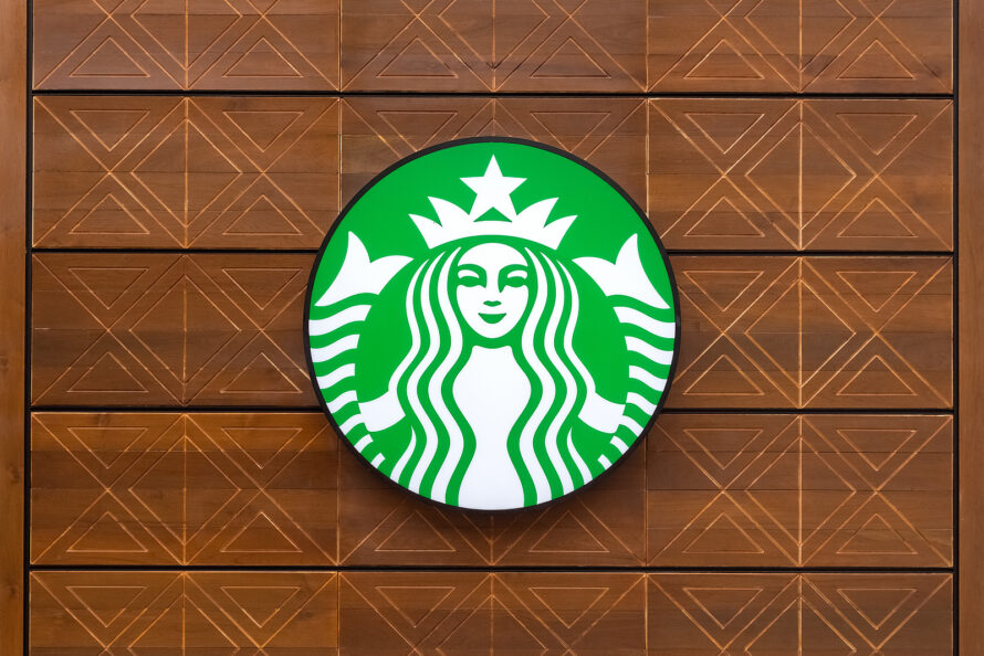 Starbucks anunció cierre de tiendas en Estados Unidos. La duda que surge es si será igual en México. Foto: Bigstock