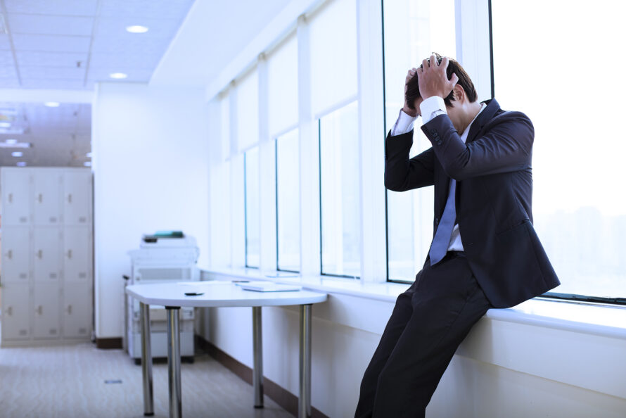 El estrés crónico y falta de equilibrio entre la vida laboral y personal influye en que la Gen Z no quiera cargos directivos. Foto: Bigstock