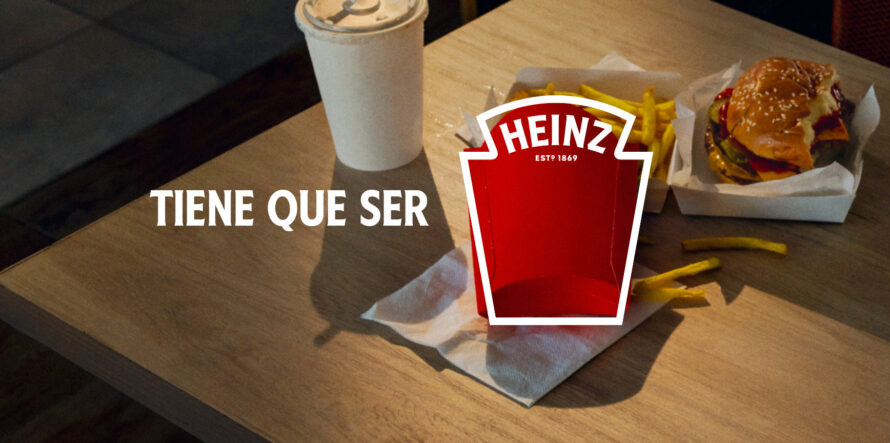 La campaña "Looks Familiar" se desplegará en sus ocho mercados con una estrategia integral que contempla OOH, promoción al comprar por Uber Eats y redes sociales. Foto: HEINZ