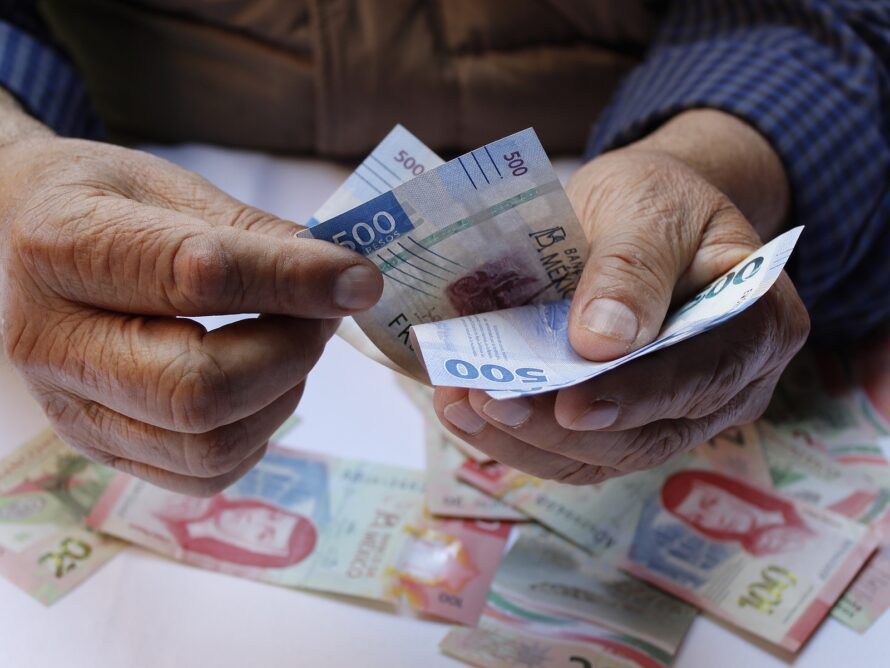 Conoce la fecha del pago de aguinaldo para pensionados del ISSSTE. Foto: Bigstock