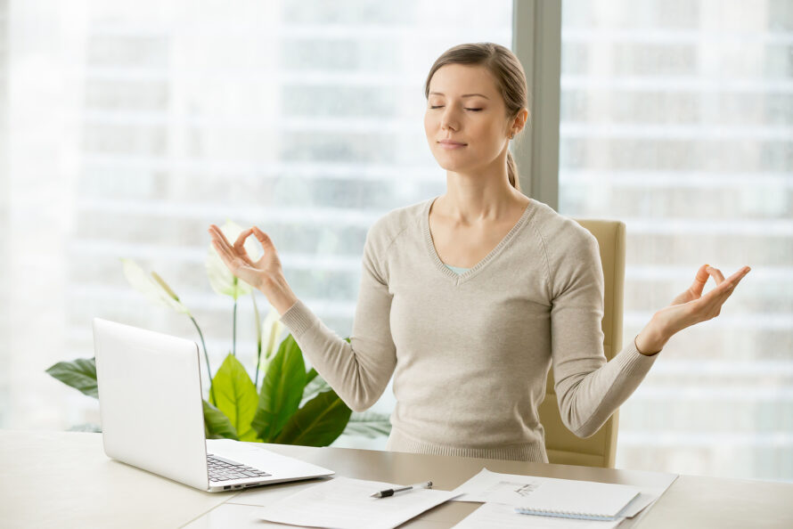 Pausa, espacios con luz natural y plantas ayudan a crear un entorno más relajante en tu trabajo. Foto: Bigstock