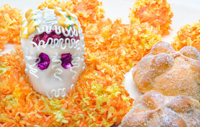 Ofrenda de Día de Muertos. Bigstock