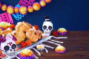 Conoce todos los elementos que debe llevar una ofrenda de Día de Muertos y el significado de cada cosa. Foto: Bigstock