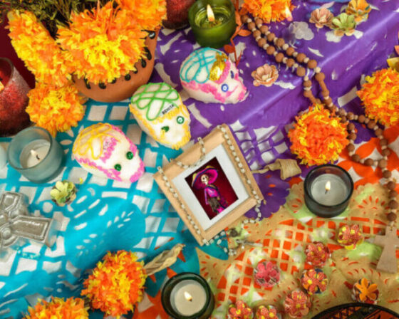 Conoce cuándo se pone la ofrenda de Día de Muertos para niños y adultos y qué elementos debe llevar cada una. Foto: Bigstock