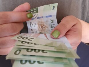 Si vas a recibir aguinaldo en 2025, es posible que el SAT le aplique impuestos a tu pago, impuestos. Foto: Bigstock