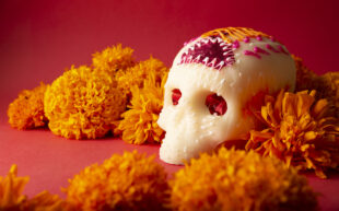 Entérate a quién se le pone ofrenda de Día de Muertos los días 30 y 31 de octubre y qué deben llevar. Foto: Bigstock