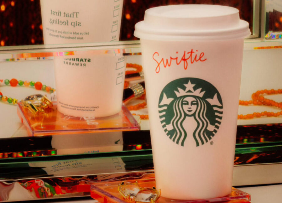 Starbucks preparó la listening party para todos los fans de Taylor Swift con motivo del lanzamiento de su disco "The Life of a Showgirl". Conoce cuándo será en tiendas de México. Foto: Cortesía Starbucks México