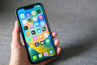 Versión Beta iOS 26.2 de Apple. ¿Cuándo saldrá? Foto: Bigstock