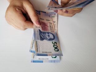 Pensión Mujeres Bienestar. Foto: Bigstock