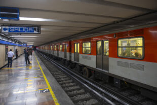 Aumento en la tarifa del transporte público en CDMX. ¿Subirá el pasaje en Metro y Metrobús? Foto: Bigstock