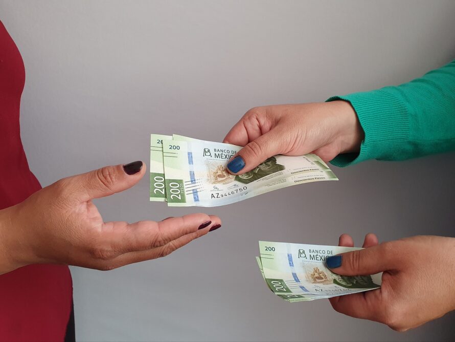 Así te deben pagar si trabajas el 17 de noviembre de 2025 que es día festivo, según la Ley Federal del Trabajo. Foto: Bigstock