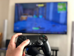 Ofertas en videojuegos y consolas en Amazon por Black Friday 2025. Foto: Bigstock