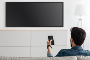 Black Friday 2025 en Liverpool. Descuentos en pantallas y celulares. Foto: Bigstock