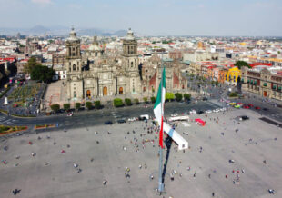 Conciertos del 21 de diciembre 2025 en el Zócalo de la CDMX. Foto: Bigstock