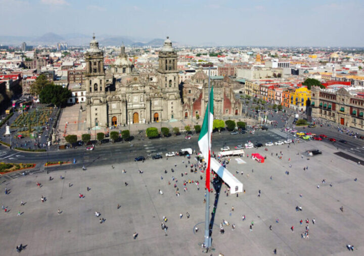 Conciertos del 21 de diciembre 2025 en el Zócalo de la CDMX. Foto: Bigstock