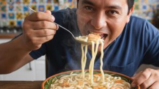 Maruchan caldo para el frío. Imagen Gemini IA.