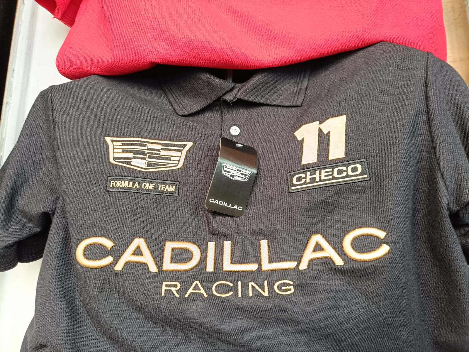 Tepito y su mercancia Cadillac F1. Foto: Laura Islas