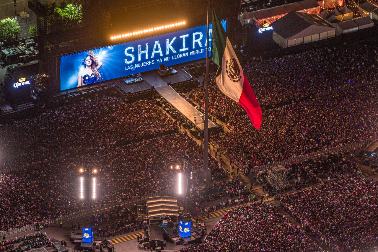 Corona celebró 100 años con el concierto de Shakira que abarrotó la plancha del Zócalo con más de 400 mil personas. Foto: Cortesía Corona.
