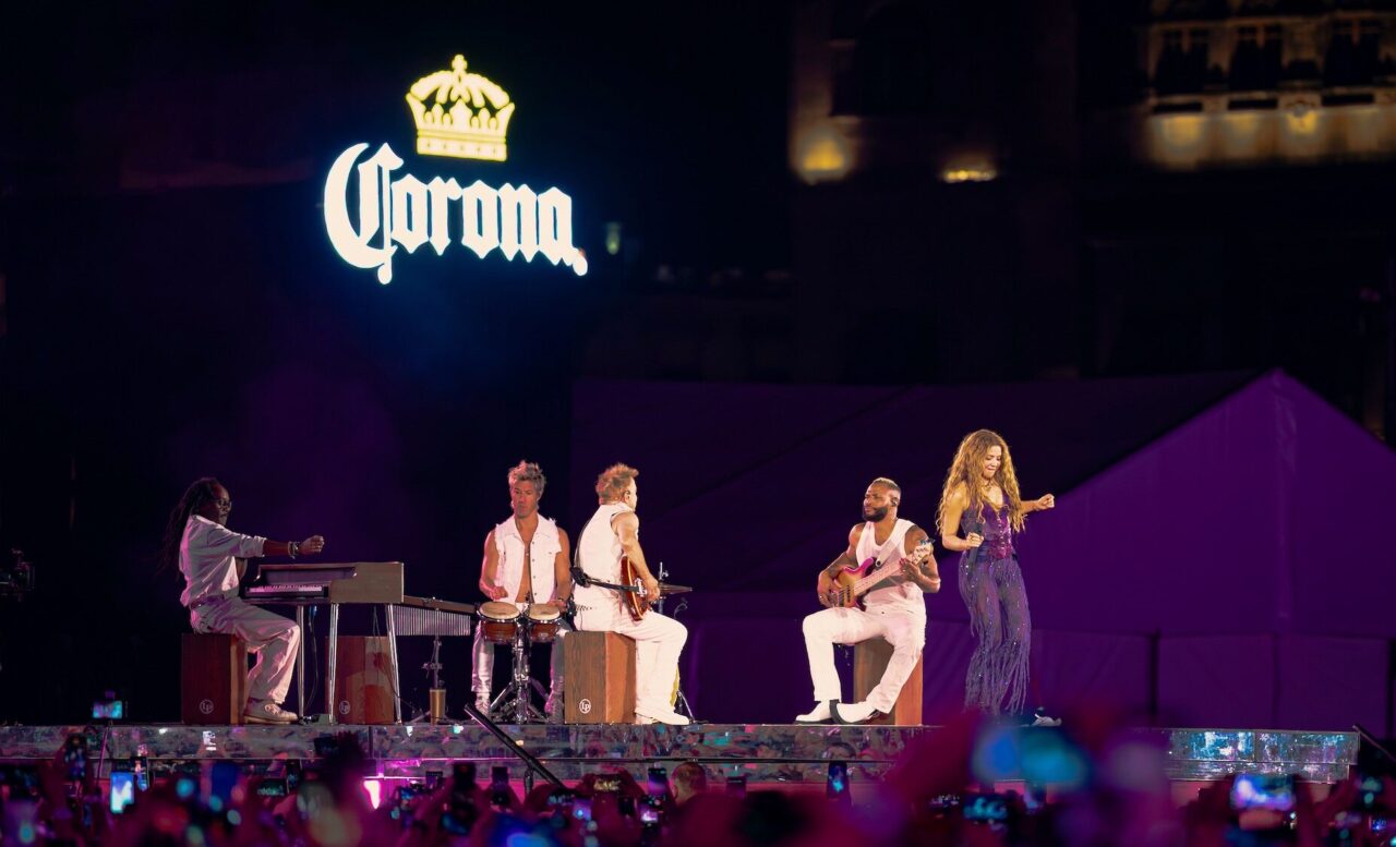 Corona celebra 100 años con Shakira en el Zócalo de la CDMX. Foto: Cortesía Corona.