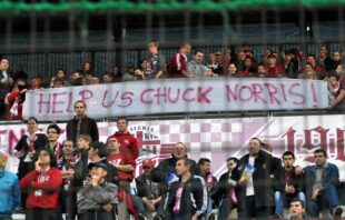 Football supporters asking Chuck Norris for help. Foto: Bigstock.