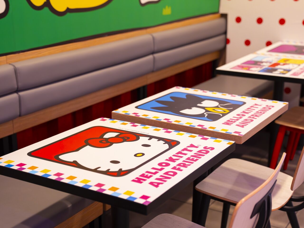 Mesas Hello Kitty en KFC Monterrey. Foto: Cortesía KFC.