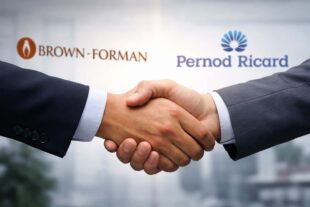 Pernod Ricard y Brown-Forman exploran una fusión en un mercado de bebidas que ya no crece como antes. Foto: IA.