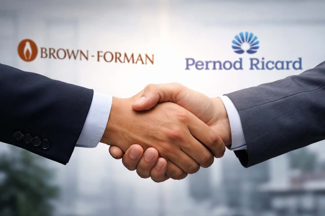 Pernod Ricard y Brown-Forman exploran una fusión en un mercado de bebidas que ya no crece como antes. Foto: IA.