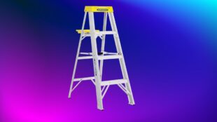 Escalera 4 peldaños en remate de Coppel. Imagen IA