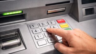 Sacar dinero bienestar de cajeros automáticos BBVA. Imagen IA