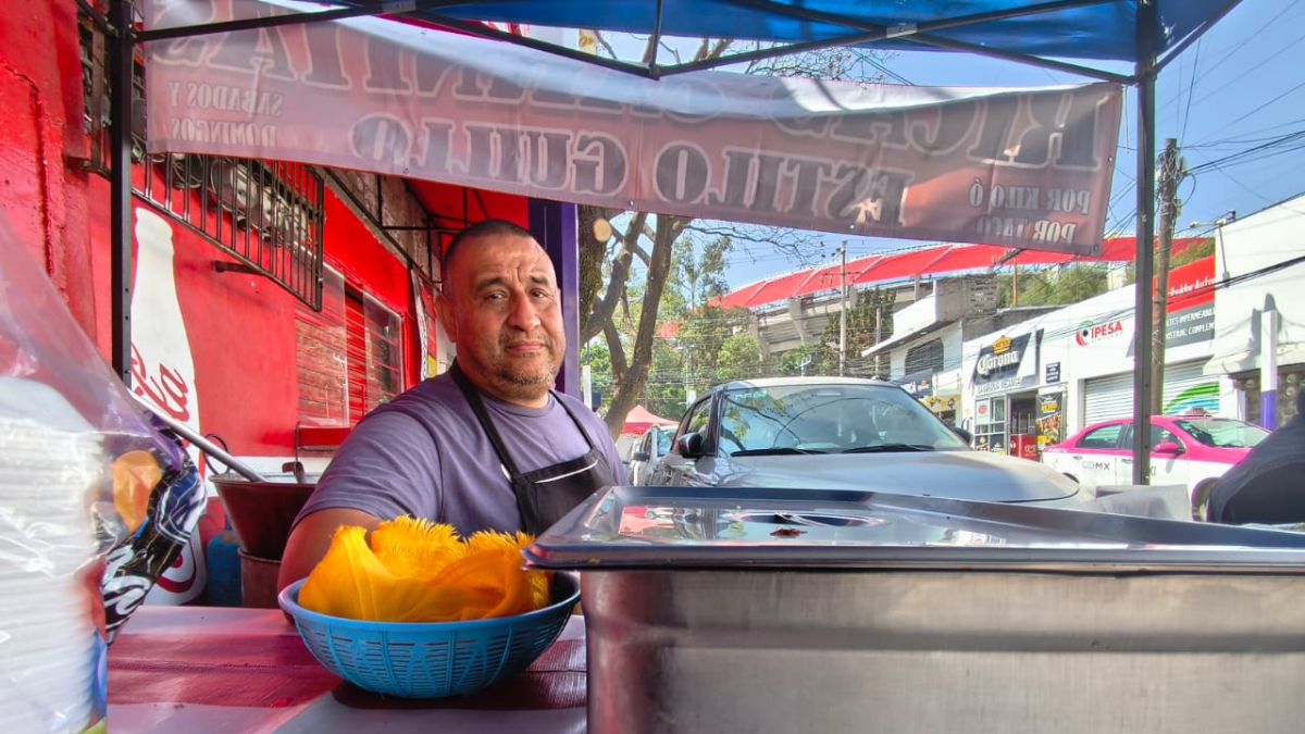 Oscar Gómez, vendedor de carnitas en el pueblo de Santa Úrsula Coapa. Foto Josué Huerta InformaBTL