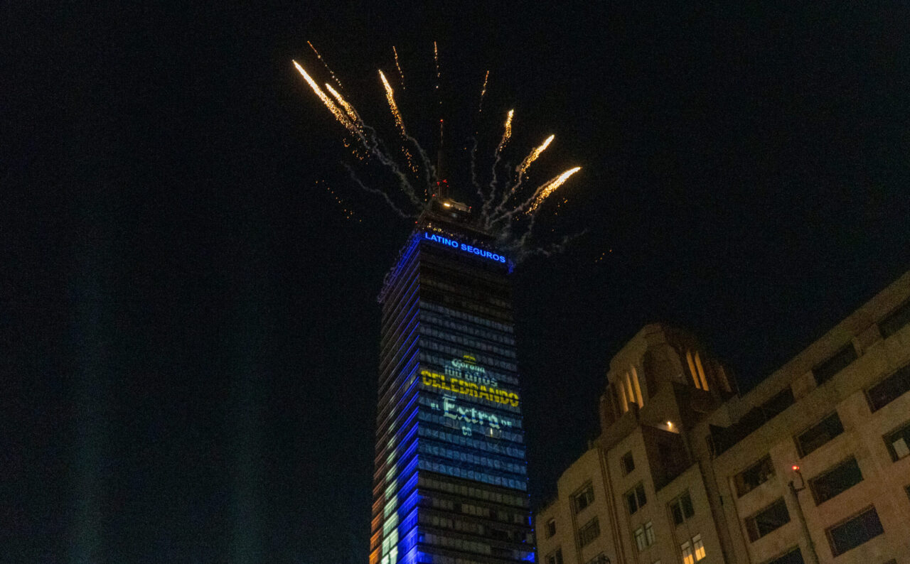 La icónica Torre Latinoamericana se unió a los 100 años de Corona. Foto: Cortesía Corona.