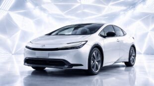 Toyota Prius 2026. Imagen InformaBTL, marca, IA