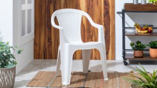 Coppel remata silla blanca de plástico. Imagen marca