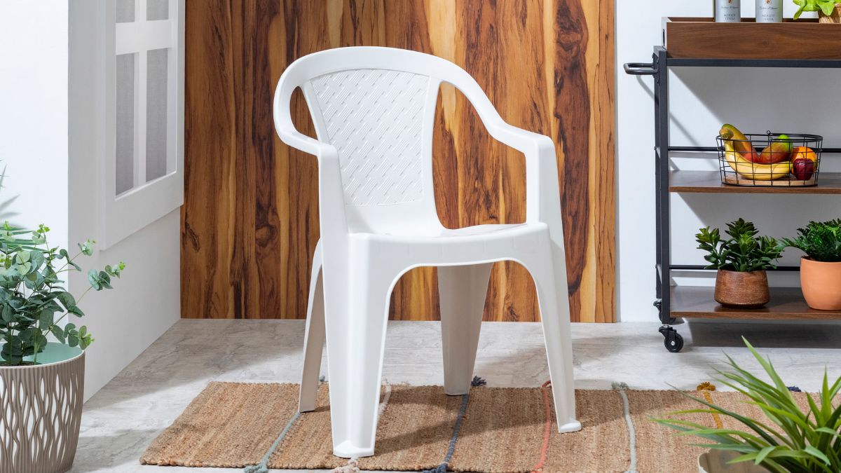 Coppel remata silla blanca de plástico. Imagen marca