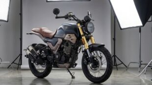 Elektra remata moto Italika. Imagen marca, IA