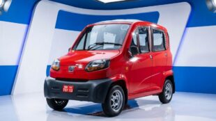 Bajaj RE 60 QUTE 2026. Imagen marca, IA, Canva