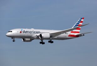 American Airlines incorporará Starlink en más de 500 aviones para ofrecer internet de alta velocidad, streaming y gaming en vuelo. Foto: Bigstock.