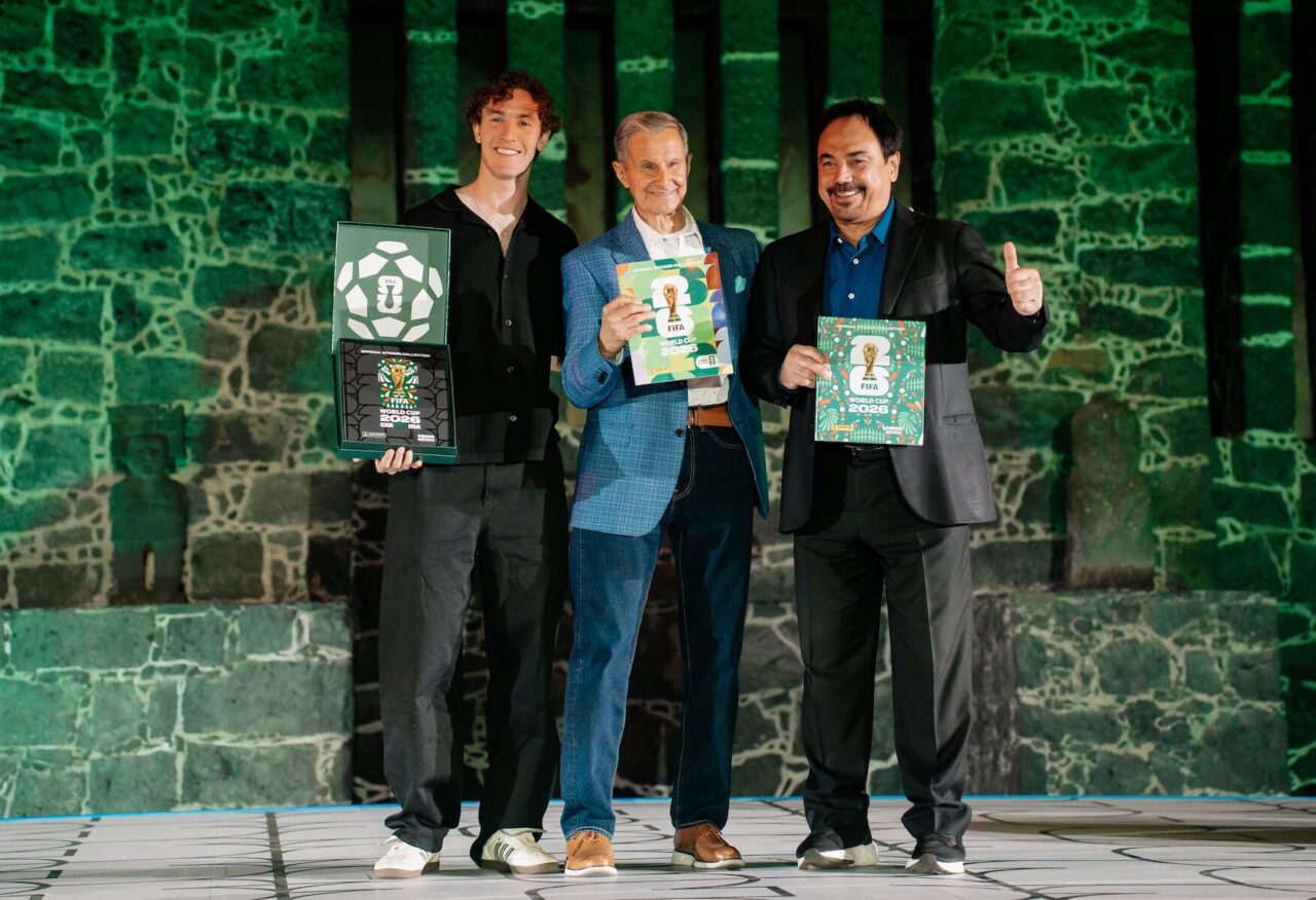 Hugo Sánchez, Enrique Borja y Marcel Ruiz en la presentación del álbum Panini de la Copa del Mundo 2026. Foto: Cortesía Cooperativa.
