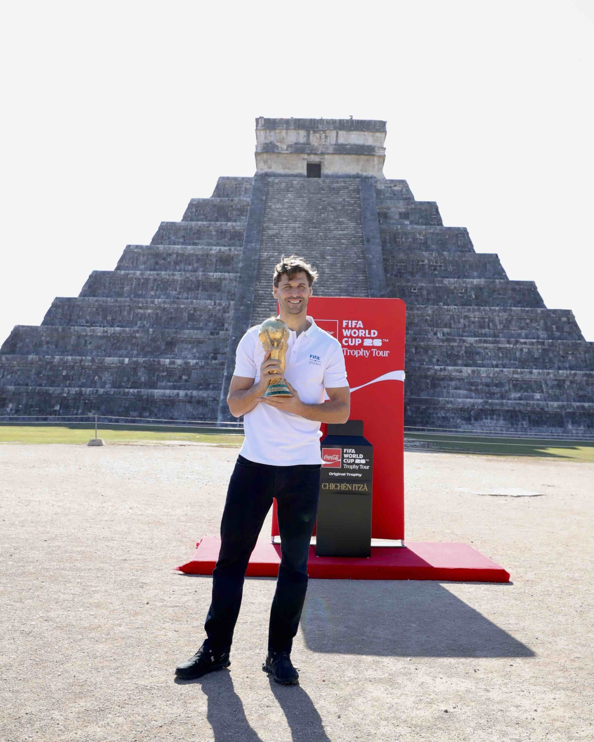 Tour del Trofeo de la Copa Mundial de la FIFA 2026™, presentado por Coca-Cola, llegó a Chichen-Itzá. Foto: Cortesía Coca-Cola.