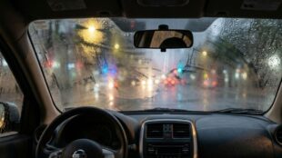 Vidrio empañado del auto, soluciones. Imagen especial