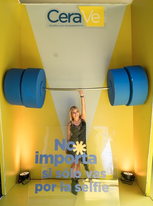 CeraVe convirtió la protección solar en una conversación cotidiana a través de una experiencia inmersiva diseñada por Bungaloo Studio. Foto: Cortesía Bungaloo Studio. CeraVe convirtió la protección solar en una conversación cotidiana a través de una experiencia inmersiva diseñada por Bungaloo Studio. Foto: Cortesía Bungaloo Studio.