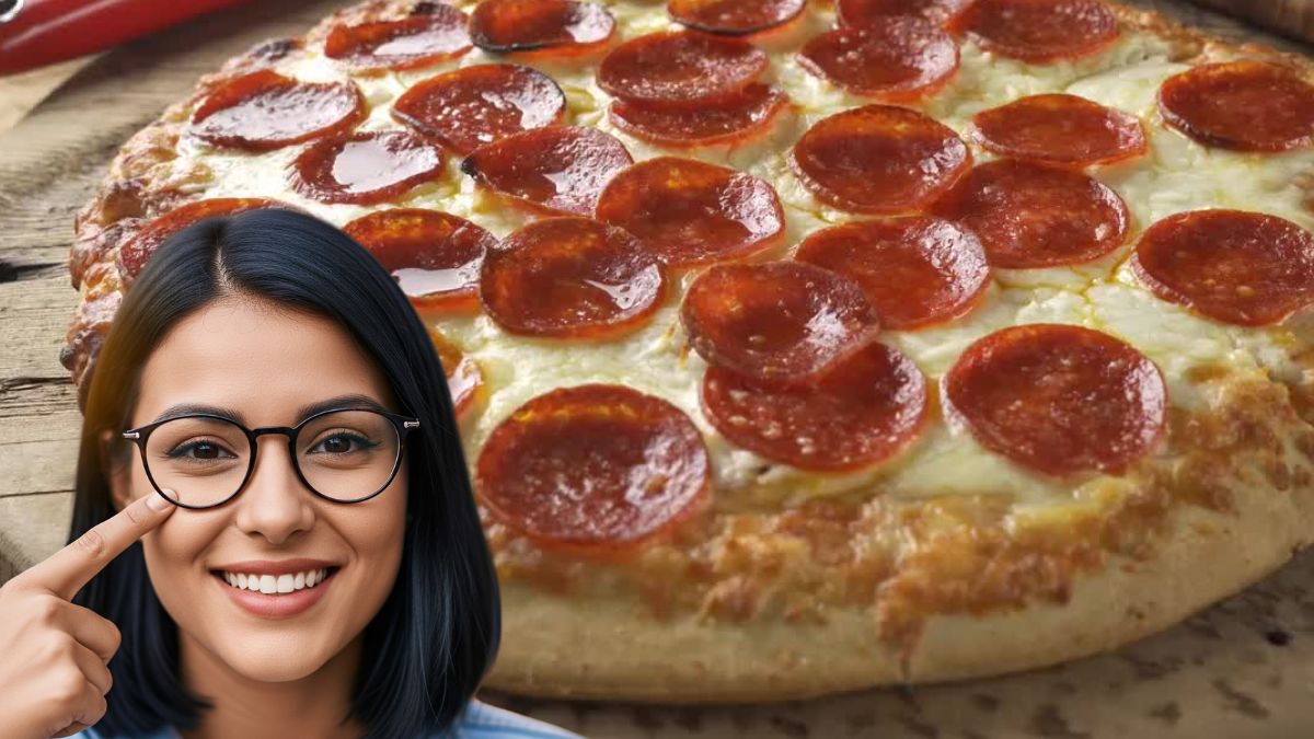 Aquí tienes una nota periodística optimizada para SEO y basada en una receta real de pizza en sartén, una técnica ampliamente utilizada en cocina doméstica. Antes del texto, una aclaración: aunque el título menciona "cuatro ingredientes", la preparación considera únicamente los ingredientes esenciales para la masa y el queso. Condimentos como sal, aceite y orégano suelen considerarse opcionales o básicos de cocina. # Cómo preparar una pizza casera sin horno ni microondas y con cuatro ingredientes Preparar una pizza en casa no siempre requiere un horno o un microondas. Con una sartén y apenas cuatro ingredientes básicos es posible obtener una pizza con una base crujiente, queso derretido y lista en menos de 30 minutos. Esta receta se ha popularizado por su facilidad y bajo costo, convirtiéndose en una excelente alternativa para quienes buscan una comida rápida sin necesidad de equipos especiales. ## Ingredientes * 1 taza de harina de trigo * ½ taza de yogur natural sin azúcar * 100 gramos de queso mozzarella rallado * 3 cucharadas de salsa de tomate para pizza **Opcionales:** * Orégano * Aceite de oliva * Jamón, pepperoni, champiñones o verduras al gusto ## Paso a paso ### 1. Prepara la masa En un recipiente mezcla la harina con el yogur natural hasta formar una masa suave y uniforme. Si la mezcla queda demasiado pegajosa, agrega un poco más de harina; si luce seca, incorpora una cucharadita adicional de yogur. Amasa durante cinco minutos hasta obtener una textura elástica. ### 2. Extiende la base Con ayuda de un rodillo o con las manos, extiende la masa formando un círculo del tamaño de la sartén que utilizarás. Se recomienda dejar un grosor aproximado de medio centímetro para conseguir una base firme y ligeramente crujiente. ### 3. Cocina la masa Calienta una sartén antiadherente a fuego bajo y coloca la masa sin agregar aceite. Tapa la sartén y cocina durante cinco o seis minutos hasta que la parte inferior se dore ligeramente. ### 4. Agrega los ingredientes Voltea la masa con cuidado y unta la salsa de tomate sobre la superficie cocida. Después distribuye el queso mozzarella y, si lo deseas, añade jamón, pepperoni, champiñones, cebolla, pimientos o cualquier otro ingrediente de tu preferencia. ### 5. Derrite el queso Vuelve a tapar la sartén y cocina entre cinco y ocho minutos a fuego muy bajo. El vapor permitirá que el queso se derrita mientras la base termina de cocinarse sin quemarse. ### 6. Sirve Retira la pizza de la sartén cuando el queso esté completamente fundido y la base tenga un color dorado. Puedes finalizar con un poco de orégano o unas gotas de aceite de oliva para potenciar el sabor. ## Un platillo económico y fácil de preparar La pizza en sartén se ha convertido en una opción ideal para estudiantes, personas que viven solas o familias que buscan ahorrar tiempo y dinero en la cocina. Además de requerir únicamente cuatro ingredientes principales, la receta permite personalizar los toppings con los alimentos disponibles en casa, ofreciendo una alternativa práctica para disfrutar de una pizza casera sin necesidad de utilizar horno ni microondas.